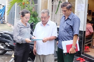 第十一郡第十二坊第四街坊區黨員潘氏碧水（左）成為黨、政府與華人 同胞之間牢固的橋樑。