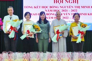 第五郡婦聯會向贊助單位贈送感 謝狀。