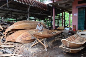 同塔省巴台造船工藝村的熟練工匠正在工作。