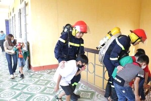 消防力量在給民眾作脫離火警演習。