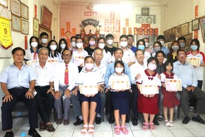 羅氏宗祠各位理監事同獲獎大、中、小學生合影。