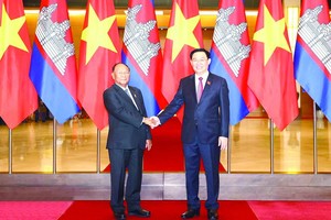 韓桑林主席與國會主席王廷惠合影。