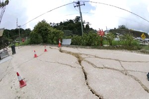 莫羅貝省地面出現裂痕。圖源：互聯網