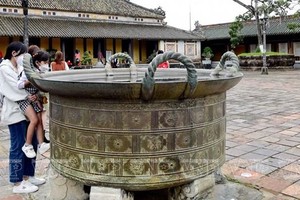 置於順化皇城勤政殿院的阮朝銅釜2015年列為國寶。