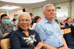 丁金月夫婦參與最近舉辦的與回鄉 僑胞聚會。