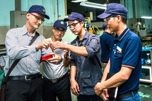 Lilama 2國際技術高等學院講師在企業進行實際體驗。