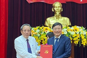 張海龍（右）接受黨中央書記處《決定》