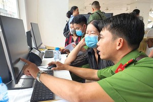 第十二郡公安幹部指引民眾登記在線公共 服務帳戶。