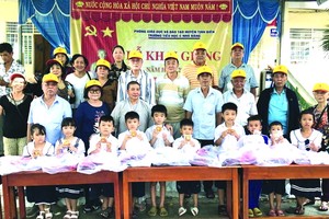 培德精舍代表團與靖邊縣芽鵬鎮的小學生合照。