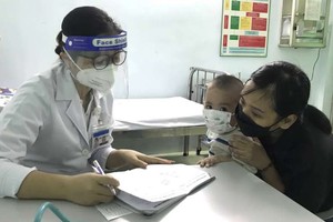 家長送嬰兒去接種。