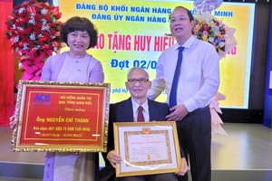 銀行機關黨部黨員榮獲 75 年黨齡紀念章