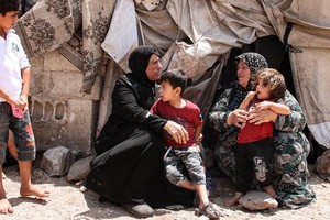 在敘利亞西北部，流離失所者生活在伊德利卜和阿勒頗北部的1414個營地之中。