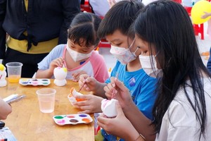 兒童們正聚精會神地給泥公仔塗色。