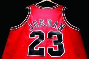 NBA 球星一件背心拍出天價