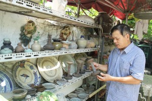 收藏家雍清勇介紹自己的古物。