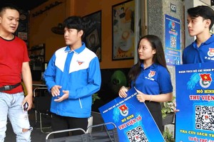 安溪坊共青團團員說服咖啡館主人同意讓他們在館內貼上數字圖書館的應用 程式圖示。