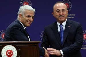 現任以色列總理拉皮德（左）6月擔任外長時，與土耳其外長恰武什奧盧會面。（法新社資料圖片）