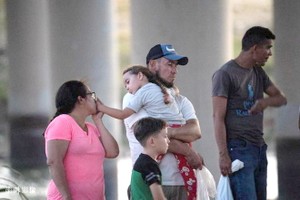 資料圖：穿越美墨界河的移民。圖源：互聯網