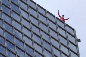 “蜘蛛人”爬高樓慶 60 歲生日