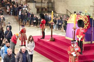 人們18日在倫敦威斯敏斯特教堂悼唁伊莉莎白二世女王。