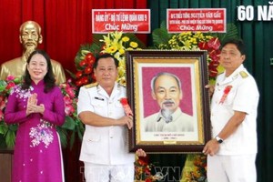 國家副主席武氏映春向第九軍區第962旅贈送紀念品。