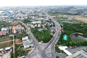 環市三路途徑本市和同奈、平陽與隆安等省。