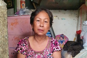 石氏碧雲剛賣完彩票回家。