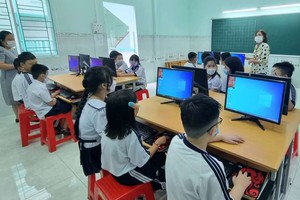 潁川雙語學校設電腦教學課