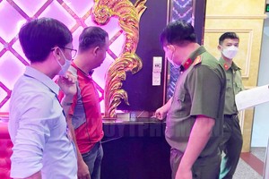 停止與暫停多個卡拉 OK 經營單位