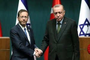 3月9日，在土耳其安卡拉，土耳其總統埃爾多安（右）與以色列總統赫爾佐格舉行聯合新聞發布會。新華社發（穆斯塔法·卡亞攝）