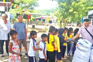 負責人向少數民族學生贈送禮物。