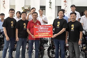 華人熱心人士向孤兒贈送電動自行車。