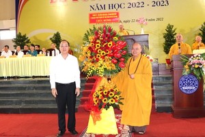 市委副書記阮胡海贈花祝賀開學典禮。