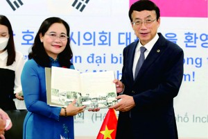 市人民議會主席阮氏麗向仁川市 議會主席許植贈送禮物。