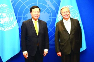 越南政府常務副總理范平明（左）與聯合國秘書長古特雷斯。