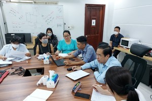 市勞動與榮軍社會廳代表團檢查第十郡一家 企業的勞工房租補助支付情況。