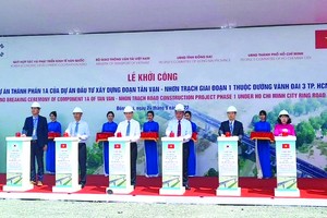 代表們進行動工興建儀式。