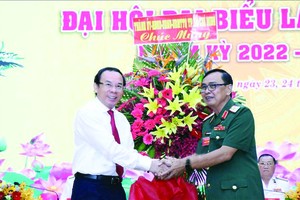 市委書記阮文年祝賀大會。