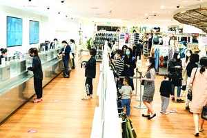 消費者在現代商業中心購物。