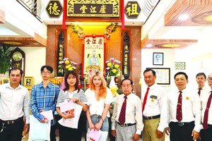 何國華理事長(左六) 與各副理事長頒獎學金給大學生。