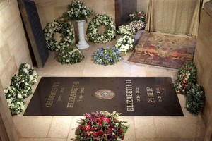 英女王墓碑照片。