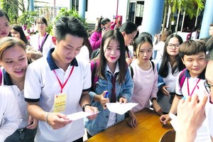 本市學生參加醫保政策諮詢日。