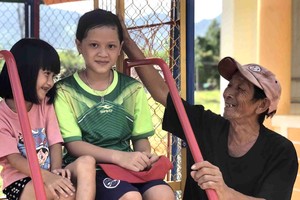 雖然還未開學，但村裡的兒童經常到學校玩樂，任何 一名兒童均對讓他們有一間新課室而獻地的伯伯給予親切 的問候。這是英老最大的幸福感。