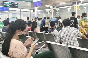 民眾在175軍醫醫院登記診療。