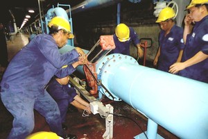 供水廠維修與保養供水系統。