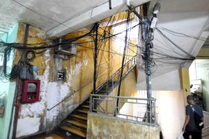 第一郡某殘舊公寓的電線縱橫交錯。