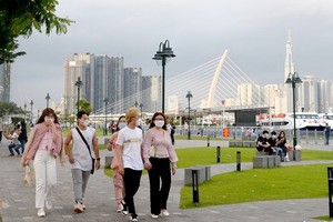 年輕人在與守添2橋連接的白騰碼頭公園漫步。