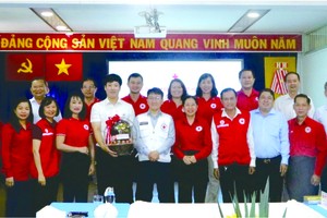 市紅十字會向韓國代表贈送禮物。