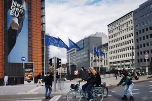 人們在歐盟委員會總部大樓前低碳出行。