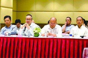 中國駐本市商務參贊韋錫臣（左二）於會上發表講話。